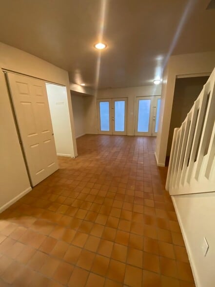 Building Photo - 613 Palisades Dr