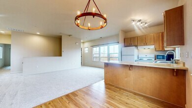 Building Photo - 2421 N Village Dr