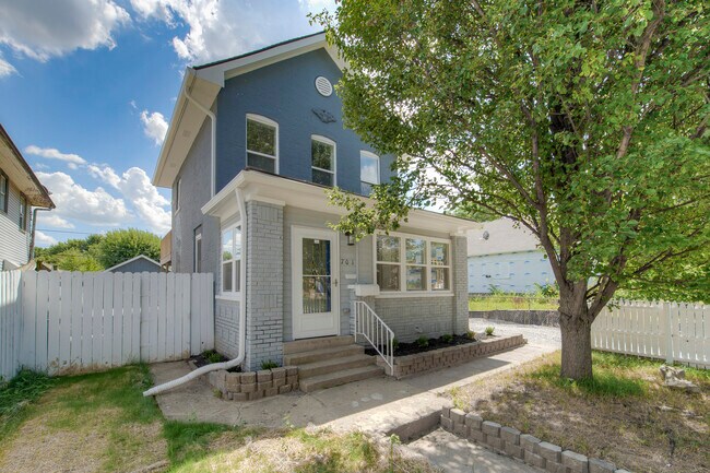 Building Photo - 701 Lincoln St