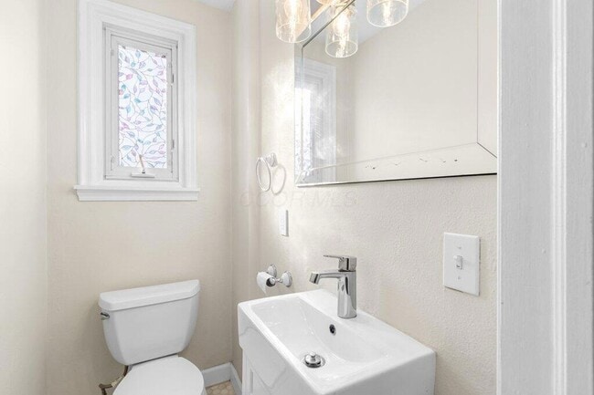 Building Photo - 2063 Inchcliff Rd