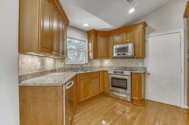 Building Photo - Modern Comfort and Convenience Await