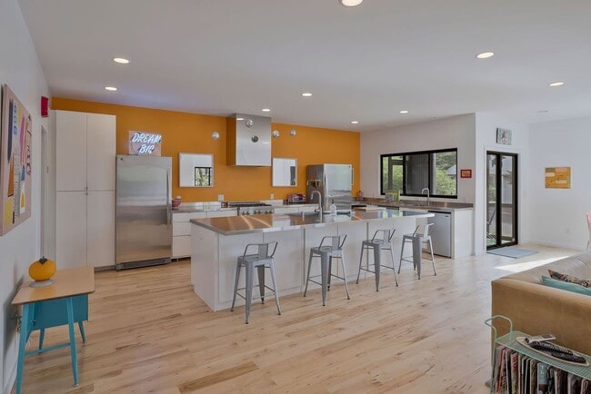 Building Photo - Custom-Built 4 Bed/ 2 Full + 2 Half Bath Modern Home at the base of Love Circle, Fully Furnished,...