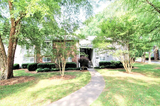Building Photo - (Coming Soon) 2 Bedroom Condo In South Park!