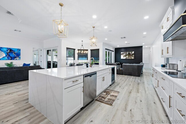 Building Photo - 596 N Cypress Dr