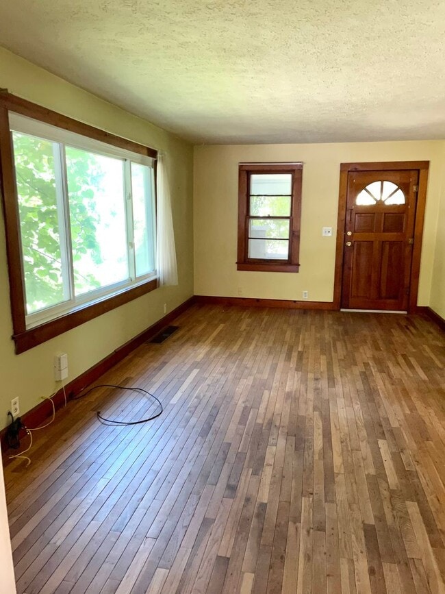 Building Photo - 3 bed/1 bath home near Upland Brewery avai...
