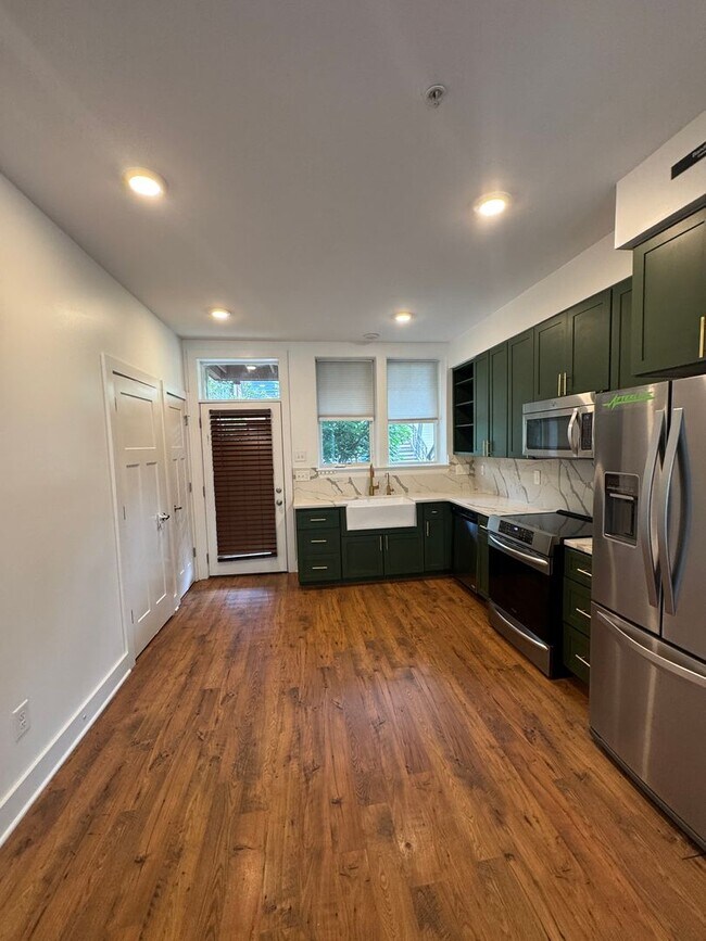 Building Photo - Beautiful 2 bed /1 bath condo in desirable Germantown - walking distance to coffee shops, restaur...