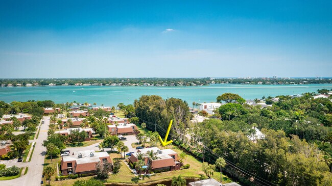 Building Photo - 825 Center St