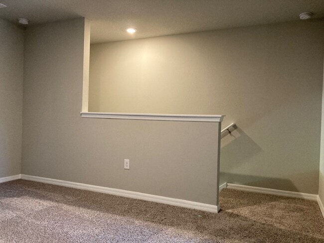 Building Photo - Like new 3 bedroom, 2.5 bathroom, 1 car ga...