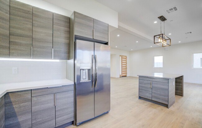 Building Photo - 5639 Riverton Ave