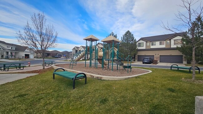 Building Photo - 2718 N Elm Dr