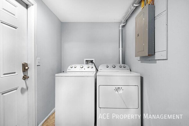 Building Photo - 2108 6th St