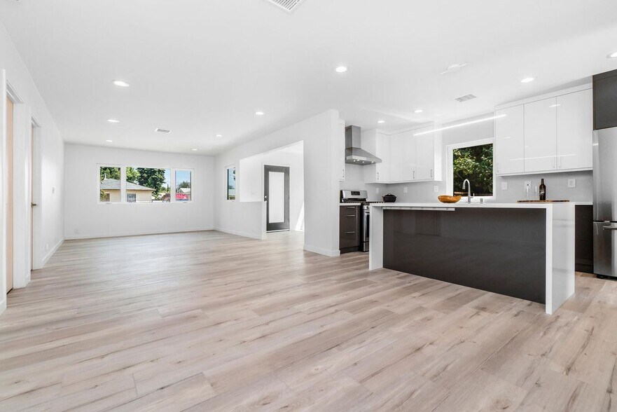 Building Photo - 2611 S Bentley Ave