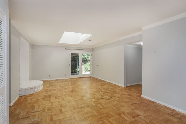 Building Photo - 4 Bed / 2 Bath Welcoming Midtown Palo Alto...
