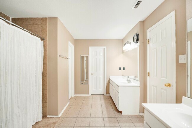 Building Photo - 2122 Mallorca Dr