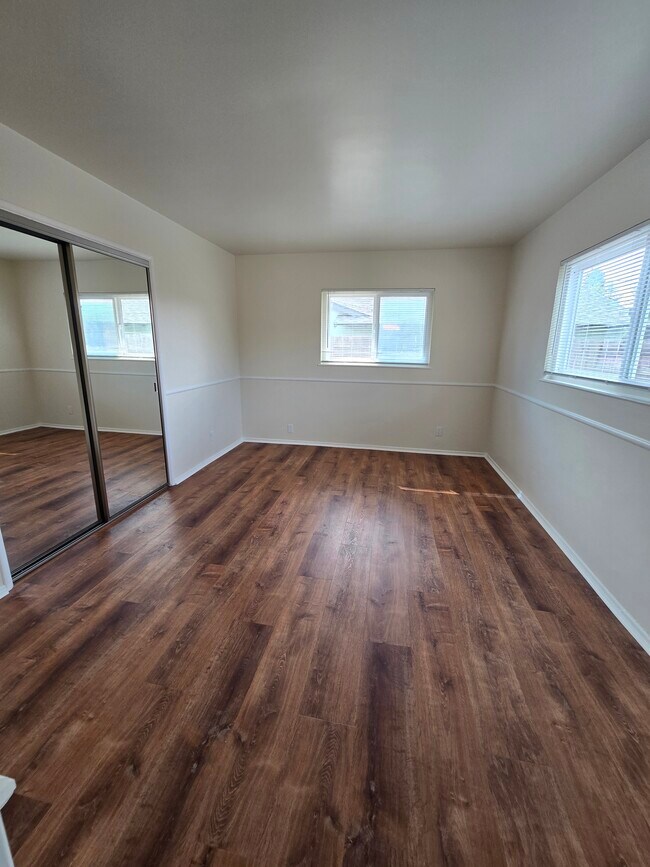 Building Photo - 449 Thumbelina Dr