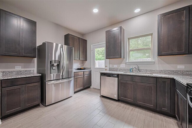 Building Photo - 24742 Russet Bluff Trl