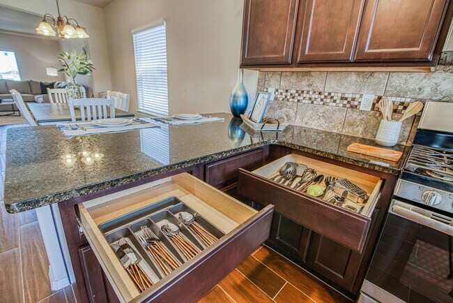 Building Photo - Westside area for Short or Long Term Rental(Completely Furnished) Beautiful 3 bed/2.5 baths