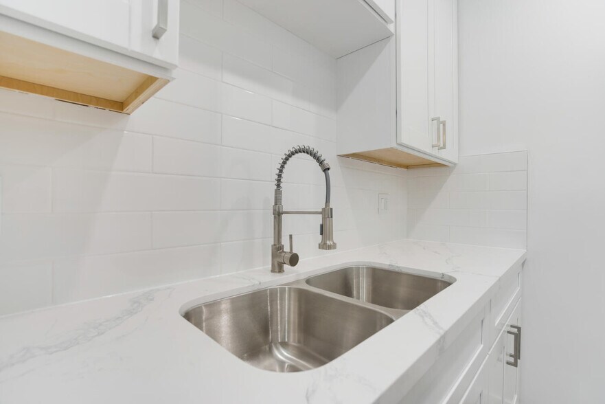 Building Photo - 323 E Chestnut St