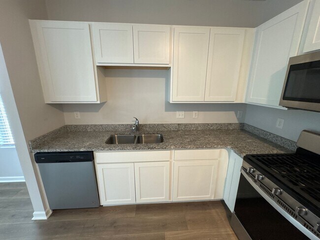 Building Photo - Beautiful 3BR/2.5BA Townhome in a Prime Lo...