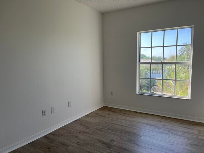 Building Photo - 5024 Lantana Rd