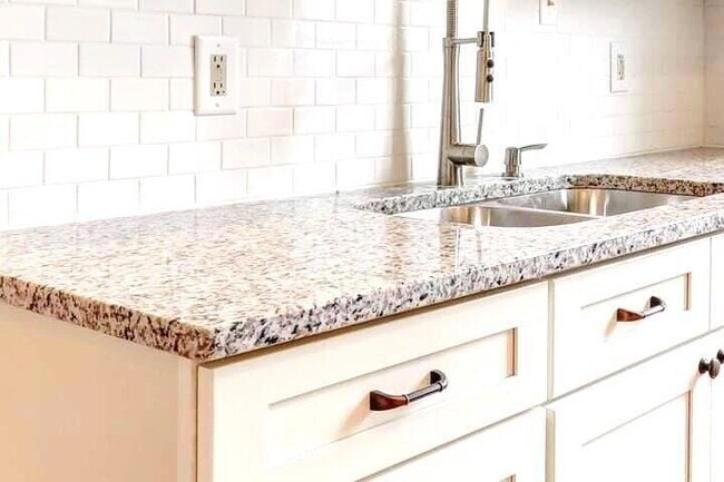 Building Photo - 65 Vanderhorst St