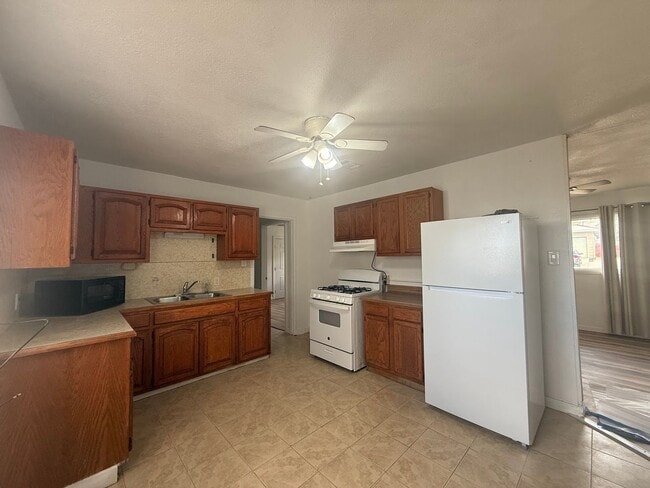 Building Photo - 809 Spruce Ave