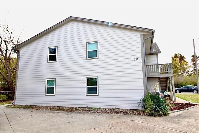 Primary Photo - 312 Falcon Ct