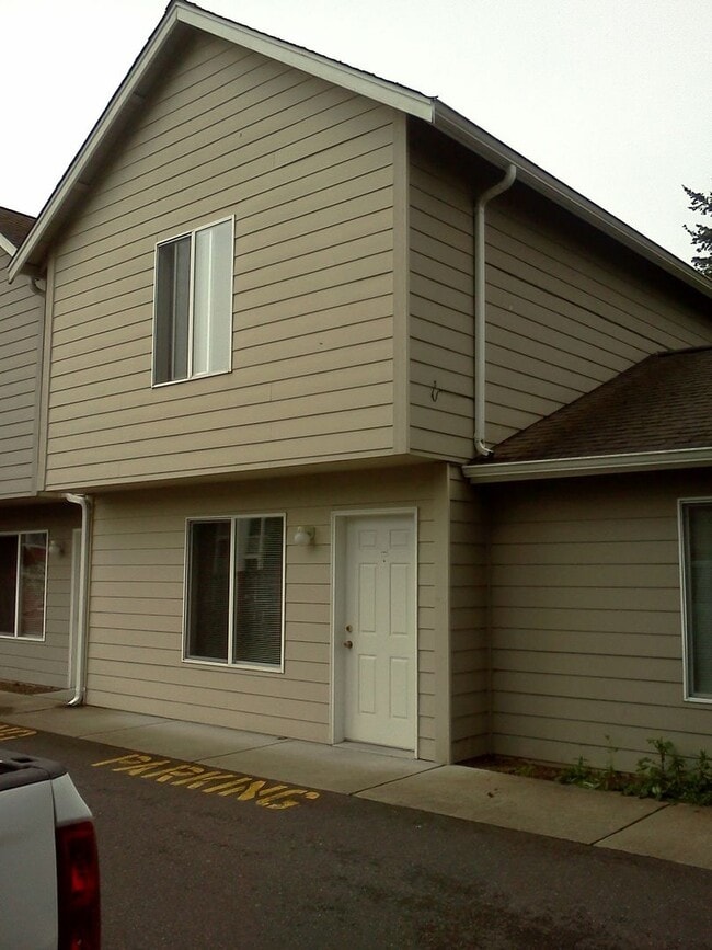 Building Photo - BHS T Woodland Townhomes