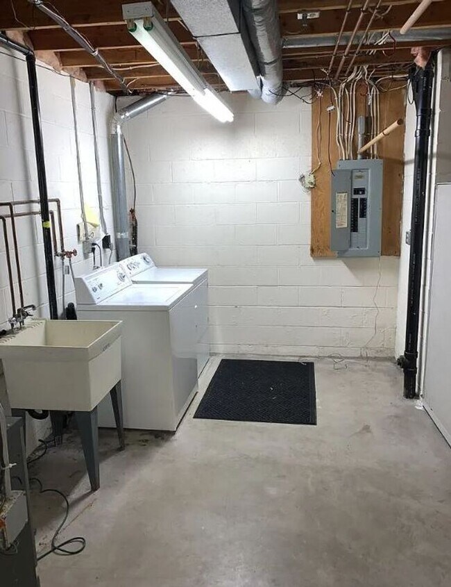 Building Photo - Spacious Minnetonka  2-BR Townhome
