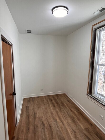 bedroom 3 - 1518 W Augusta Blvd