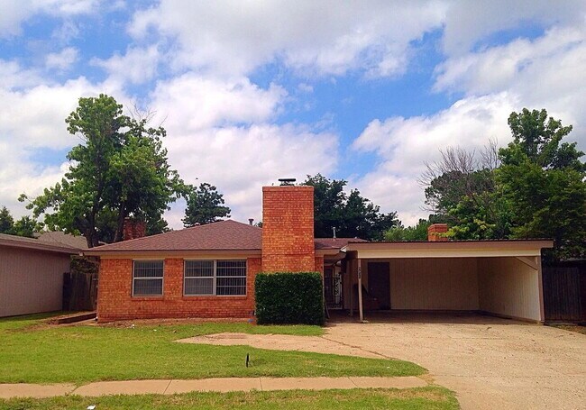 Primary Photo - Half off first full month's rent/Southwest...