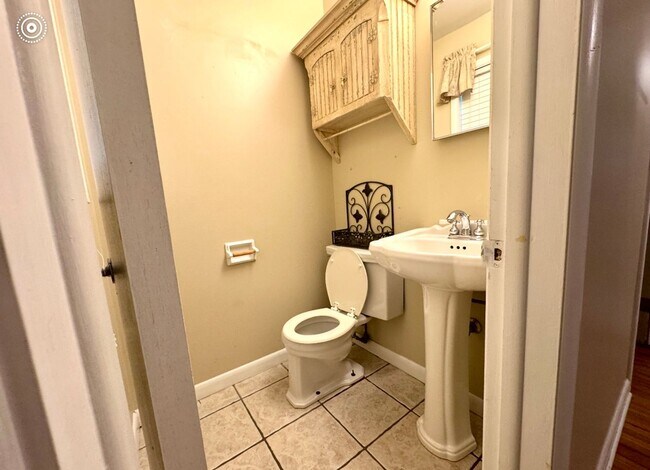 Building Photo - 3 Bed/2 Bath/2 Car Garage
