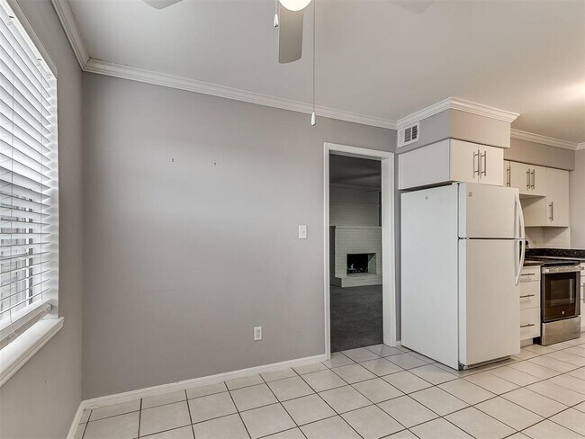 Building Photo - 1703 E Lindsey St