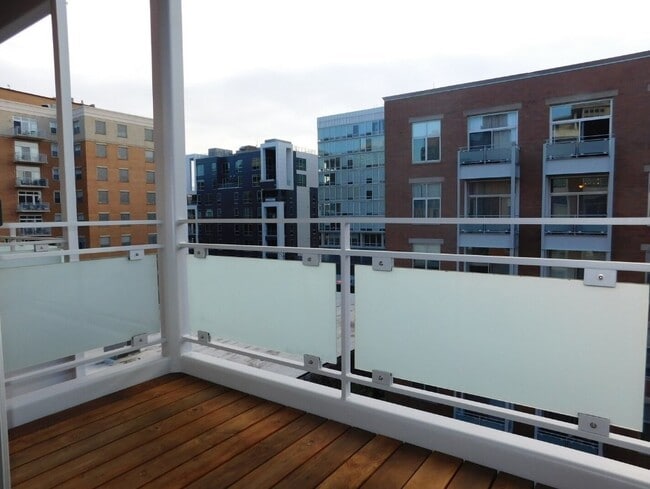 Building Photo - 939 W Madison St