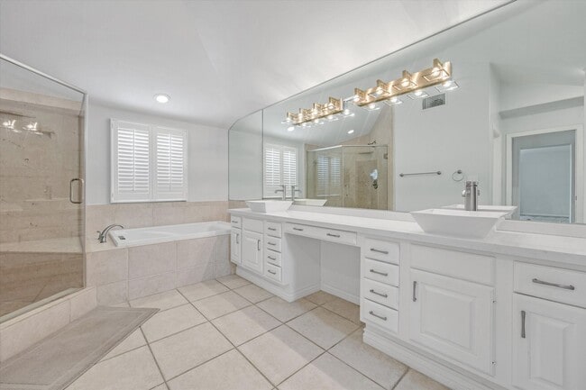 Building Photo - Spanish Trails Pool Home