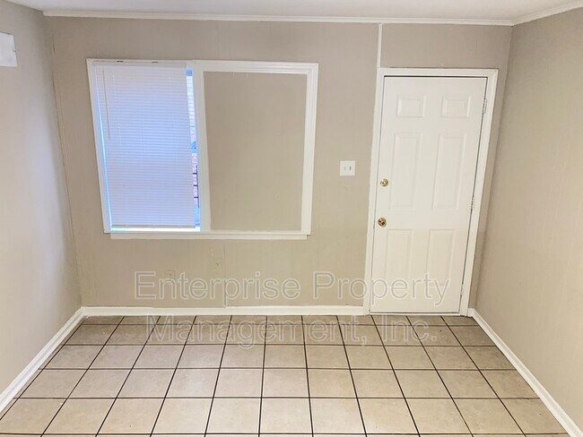 Building Photo - 424 Deerskin Dr