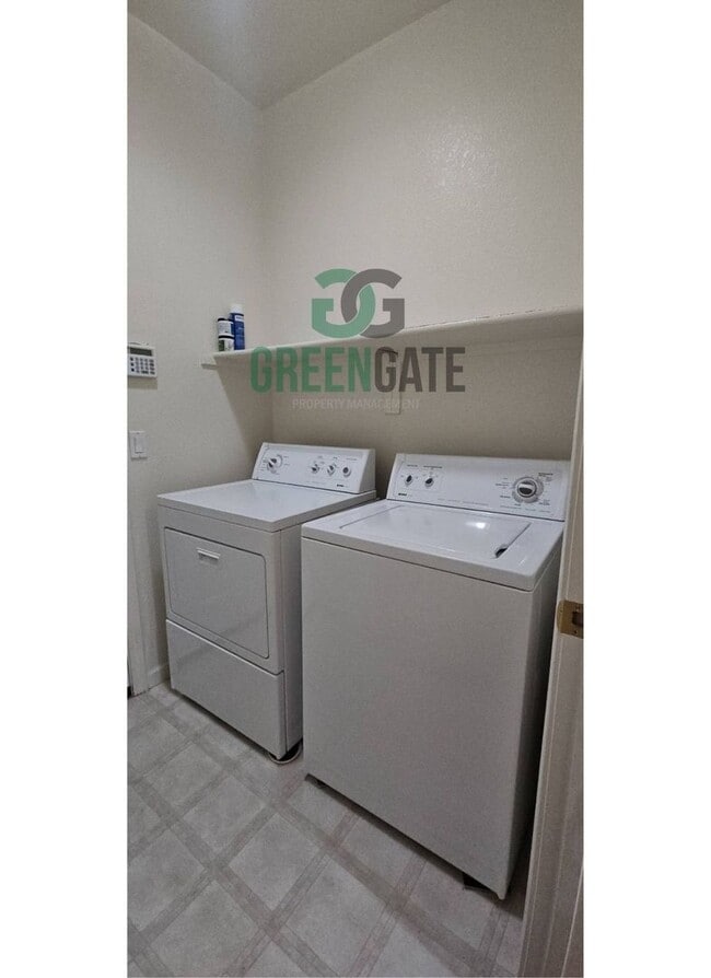 Building Photo - Available Now! 3 Bedroom 2 Bath Spacious Home in Tracy!!