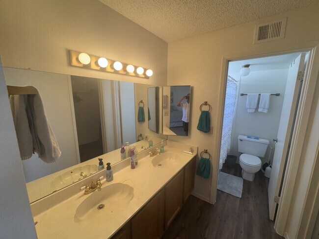 Building Photo - 5518 E Lindstrom Ln