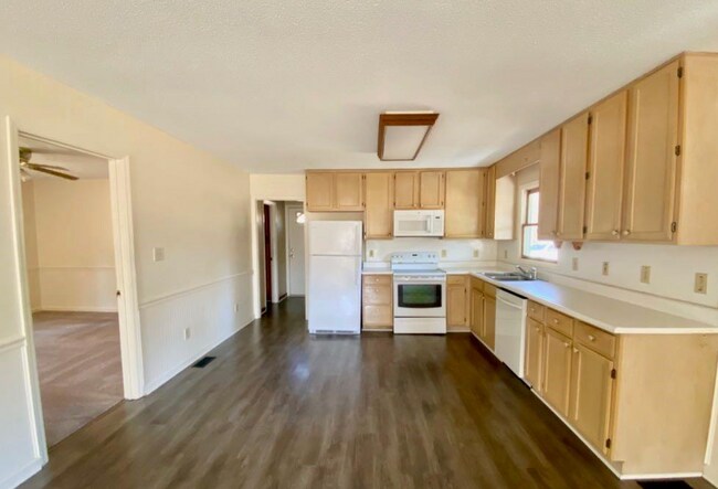 Building Photo - NEW LISTING!!!!!