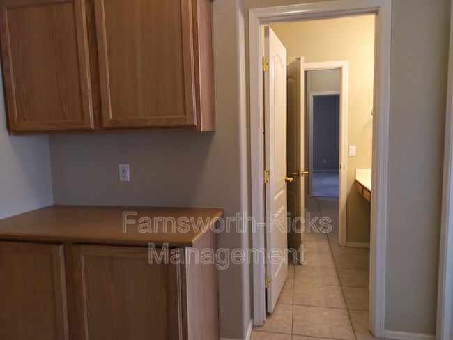 Building Photo - 1154 E Locust Dr