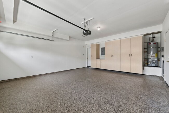 Building Photo - Spacious 3 Bedroom/2.5 Bath Home