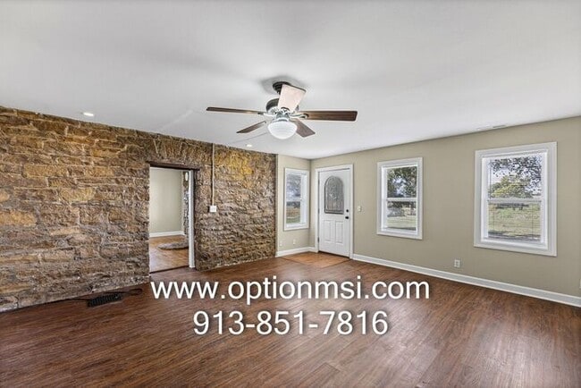 Building Photo - 15 Minutes out side Lawrence - MOVE IN READY!