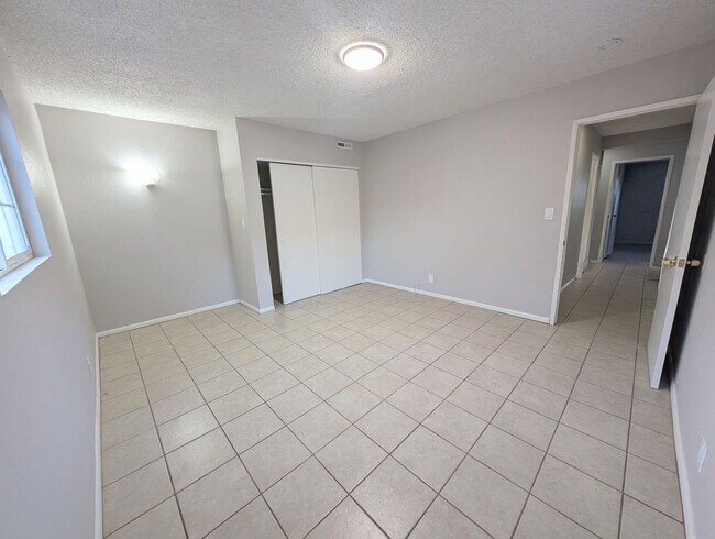 Building Photo - 4-bedroom house with a 2-car garage available in Hawthorne