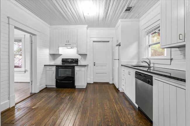Building Photo - Savannah Eastside Home | 2 Bed 1 Bath | Remodeled Kitchen | In-Unit W/D | Private Driveway