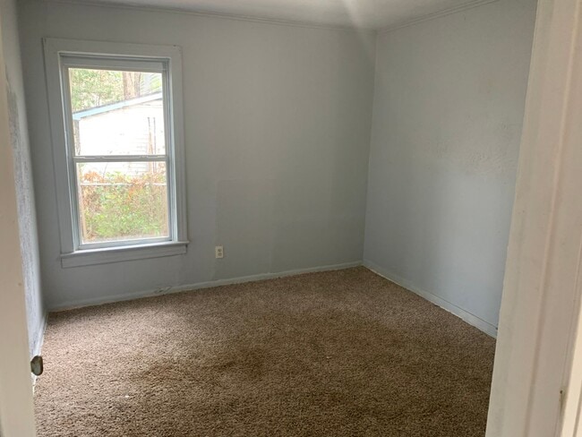Building Photo - Larger 3 Bedroom Family Home Handyman Spec...