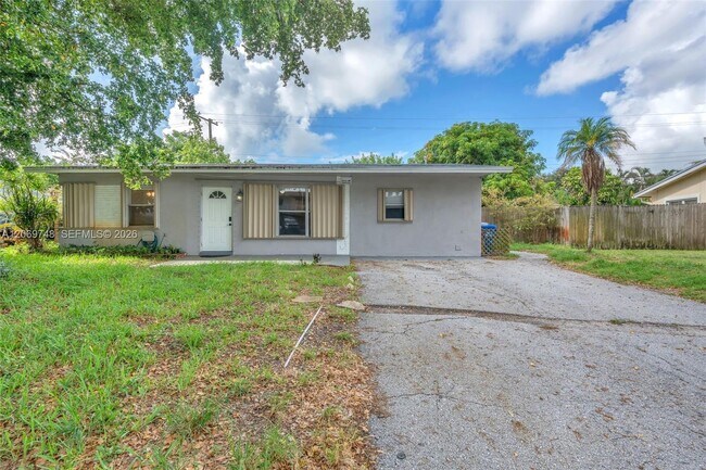 Building Photo - 1640 NE 33rd St