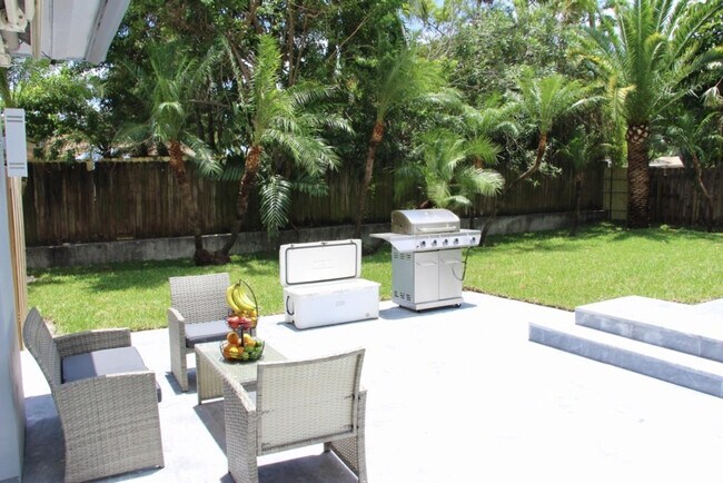 Building Photo - 834 SW 14th Ct