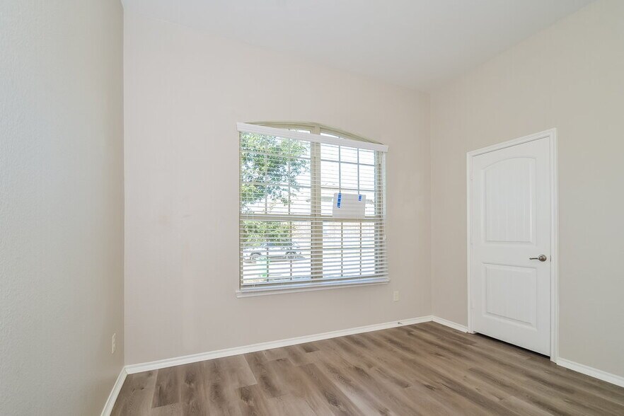 Building Photo - 1805 Lake Pine Dr