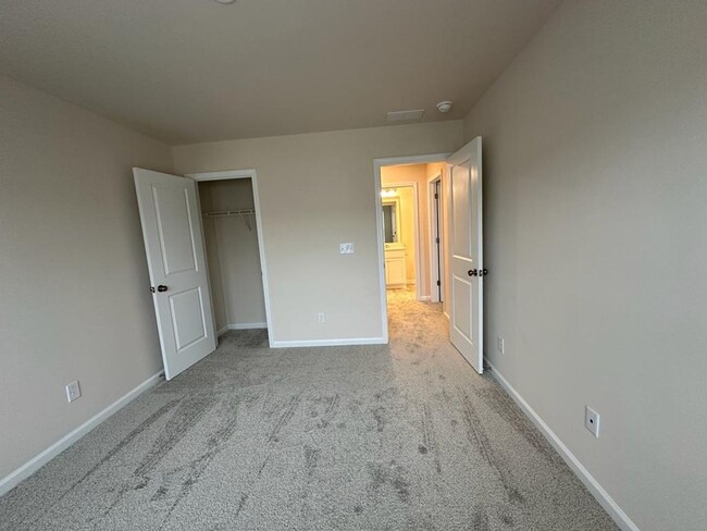 Building Photo - Charming 3BR Townhome in Jamestown