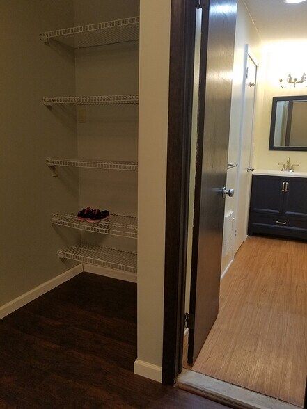 Building Photo - 91 Country Squire Drive Unit G